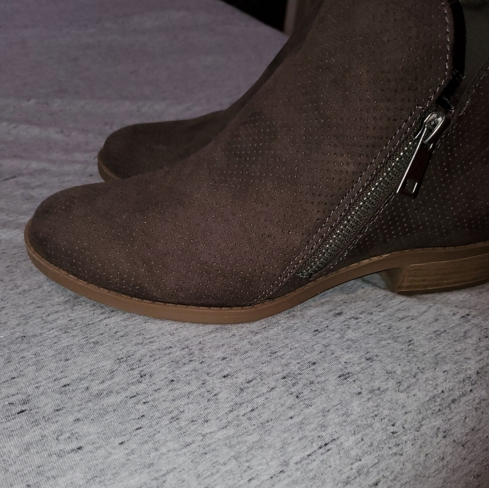 Universal Thread Booties - Picture 3 of 8